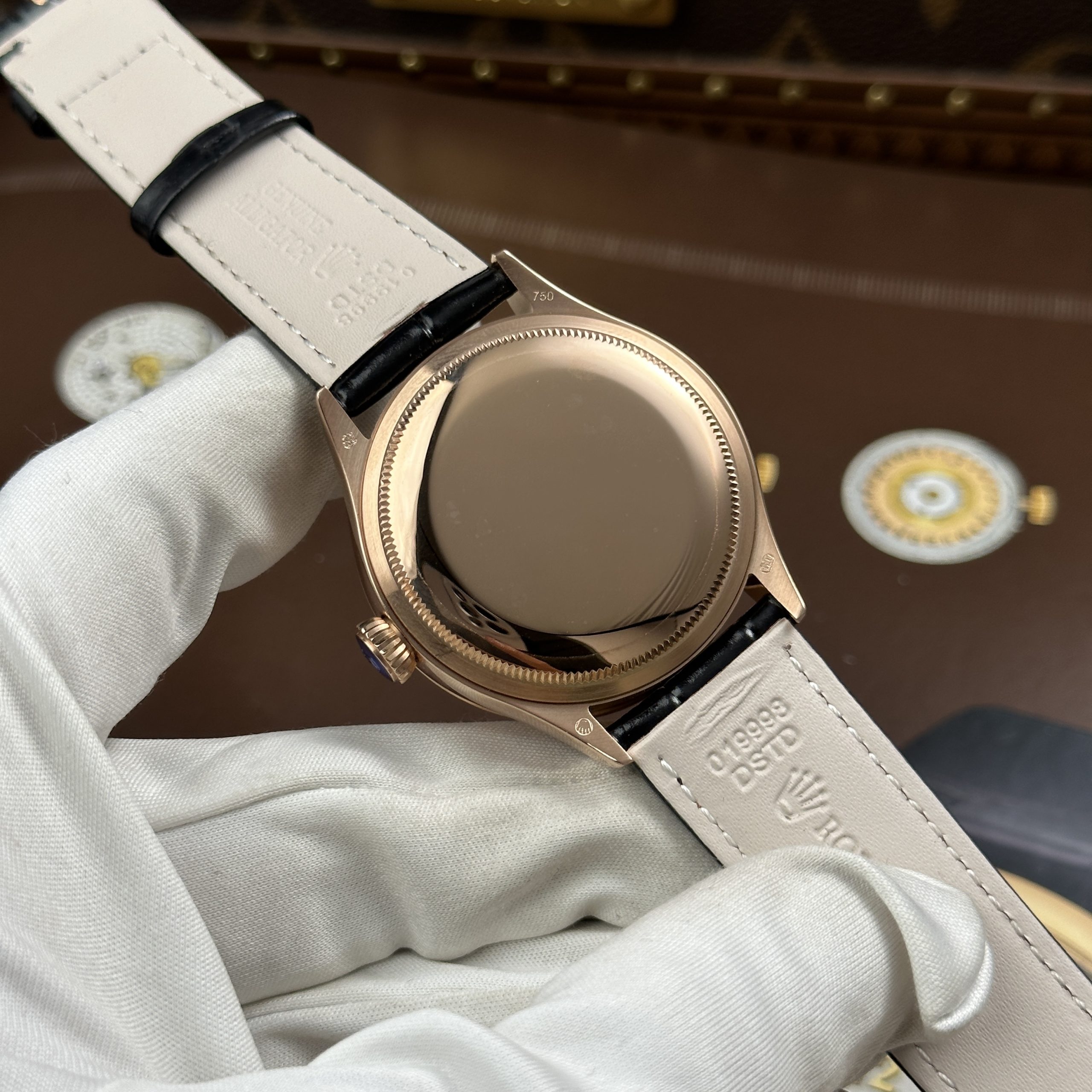 Đồng Hồ Rolex Cellini Dual Time 50525 Màu Vàng Hồng Replica 11 Mặt Đen Nhà Máy KZ 39mm (3) Đồng Hồ Rolex Cellini Dual Time 50525 Màu Vàng Hồng Replica 11 Mặt Đen Nhà Máy KZ 39mm (1)