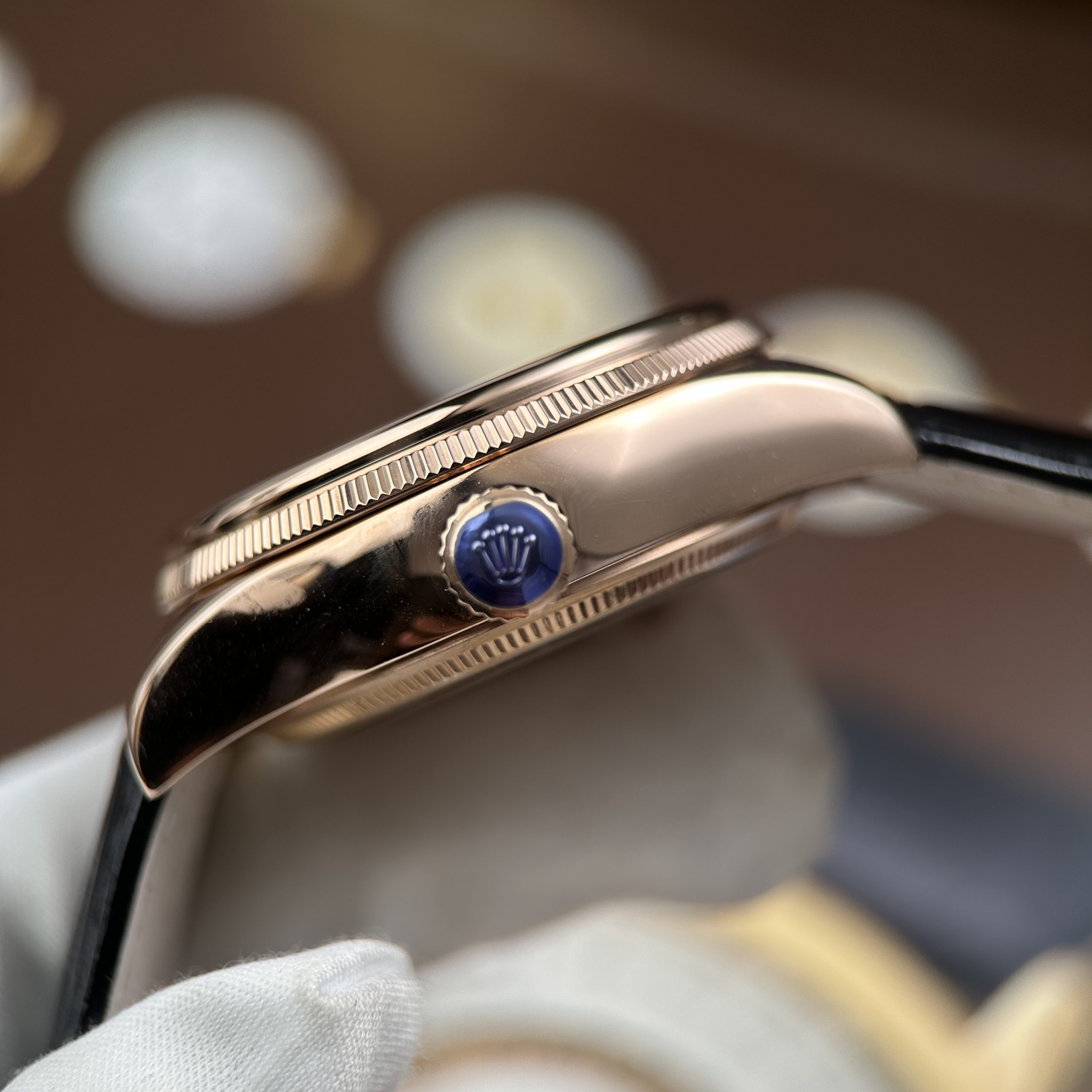 Đồng Hồ Rolex Cellini Dual Time 50525 Màu Vàng Hồng Replica 11 Mặt Đen Nhà Máy KZ 39mm (5) Đồng Hồ Rolex Cellini Dual Time 50525 Màu Vàng Hồng Replica 11 Mặt Đen Nhà Máy KZ 39mm (1)