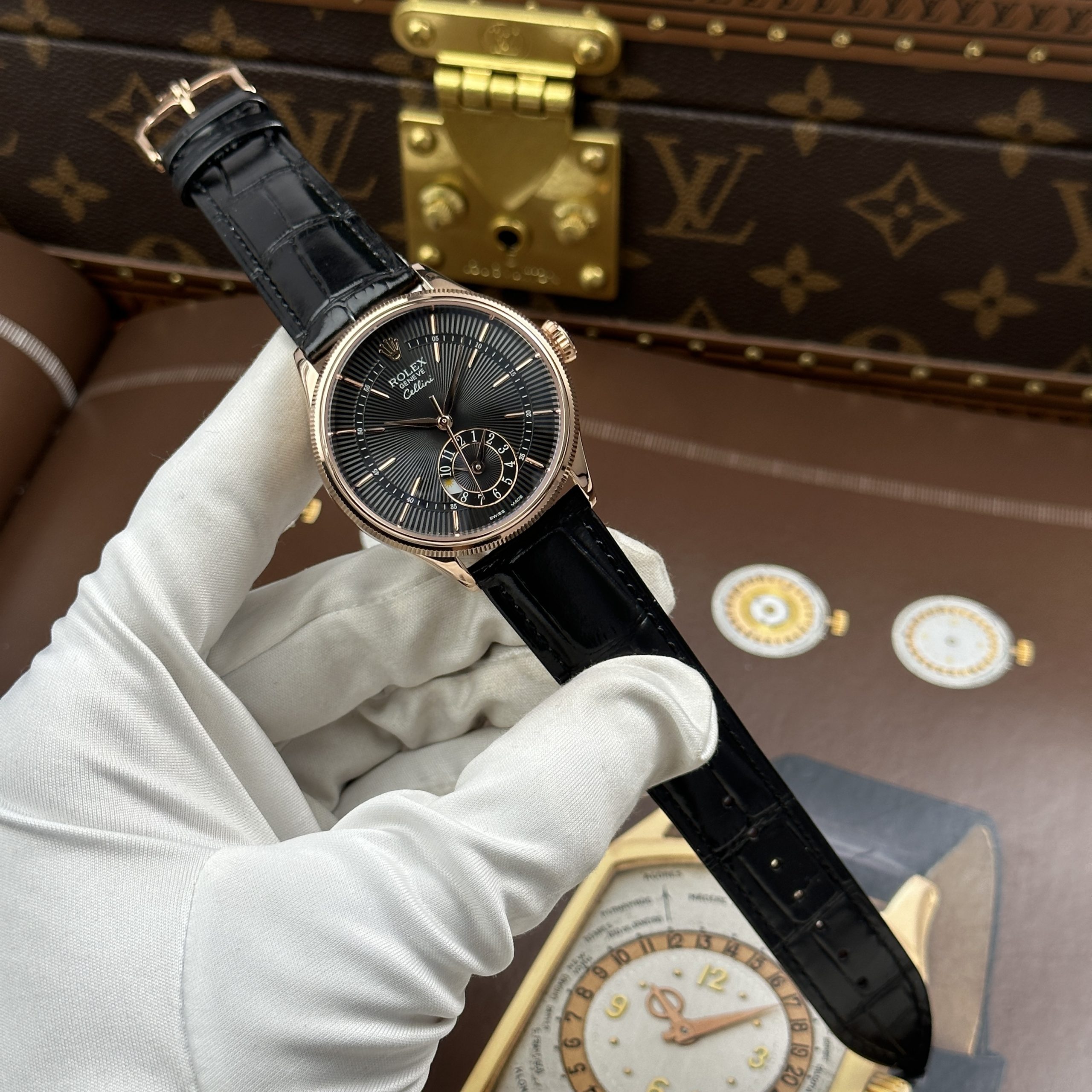 Đồng Hồ Rolex Cellini Dual Time 50525 Màu Vàng Hồng Replica 11 Mặt Đen Nhà Máy KZ 39mm (6) Đồng Hồ Rolex Cellini Dual Time 50525 Màu Vàng Hồng Replica 11 Mặt Đen Nhà Máy KZ 39mm (1)