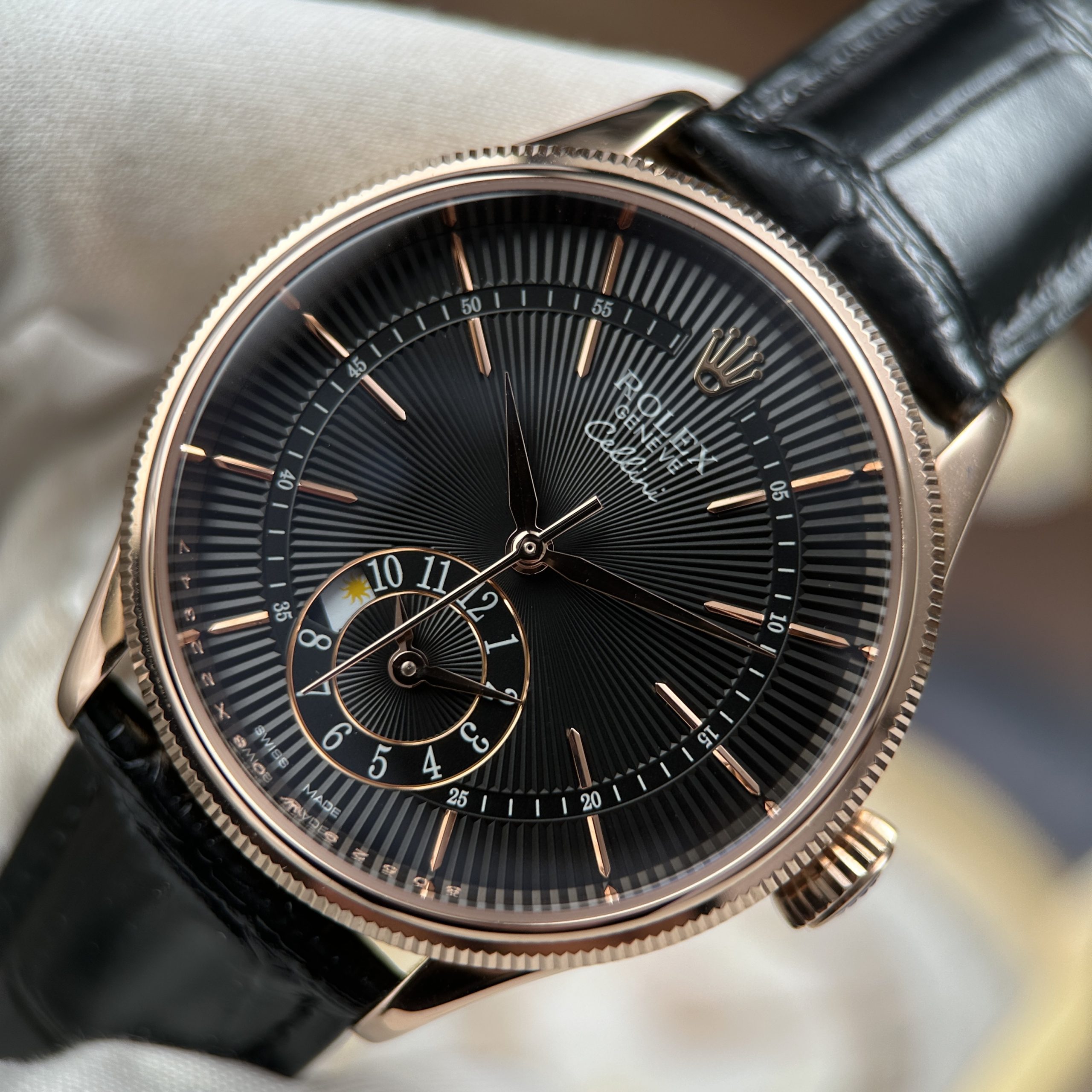 Đồng Hồ Rolex Cellini Dual Time 50525 Màu Vàng Hồng Replica 11 Mặt Đen Nhà Máy KZ 39mm (7) Đồng Hồ Rolex Cellini Dual Time 50525 Màu Vàng Hồng Replica 11 Mặt Đen Nhà Máy KZ 39mm (1)