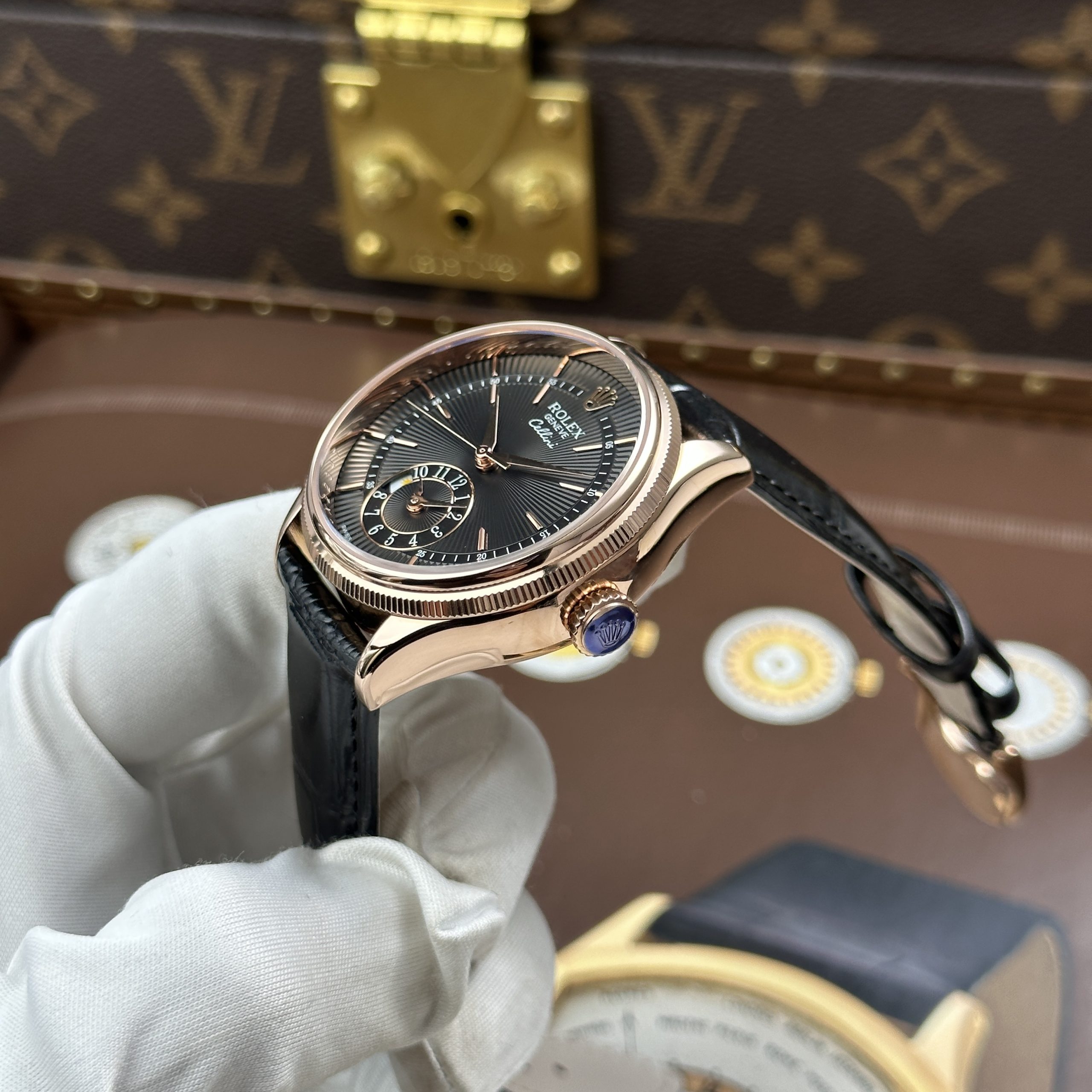 Đồng Hồ Rolex Cellini Dual Time 50525 Màu Vàng Hồng Replica 11 Mặt Đen Nhà Máy KZ 39mm (9) Đồng Hồ Rolex Cellini Dual Time 50525 Màu Vàng Hồng Replica 11 Mặt Đen Nhà Máy KZ 39mm (1)